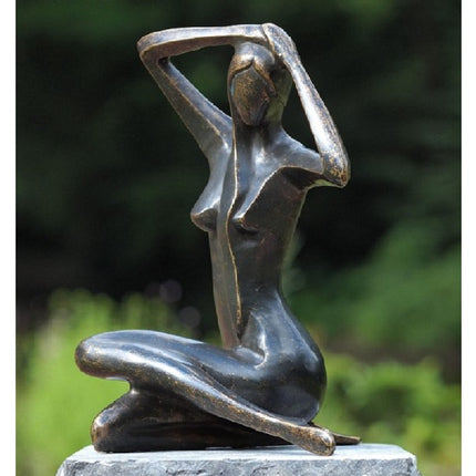 Bronzen beeld Grote zittende vrouw 39x29x24cm