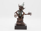 Bronzen beeld Pixie zittend op steen 22x9x14cm