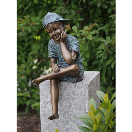 Bronzen beeld Zittende jongen met pet 59x24x36cm