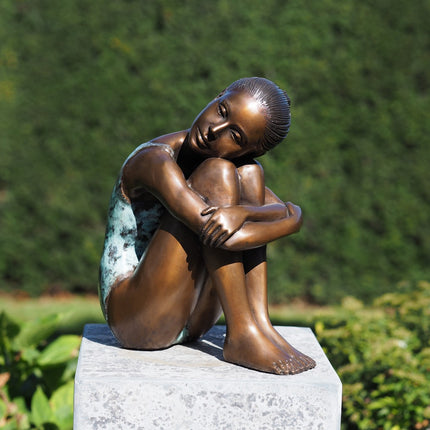 Bronzen beeld Zittend meisje 29x24x11cm