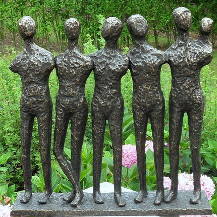 Bronzen beeld 5 Mannen en kind 48x12x49cm