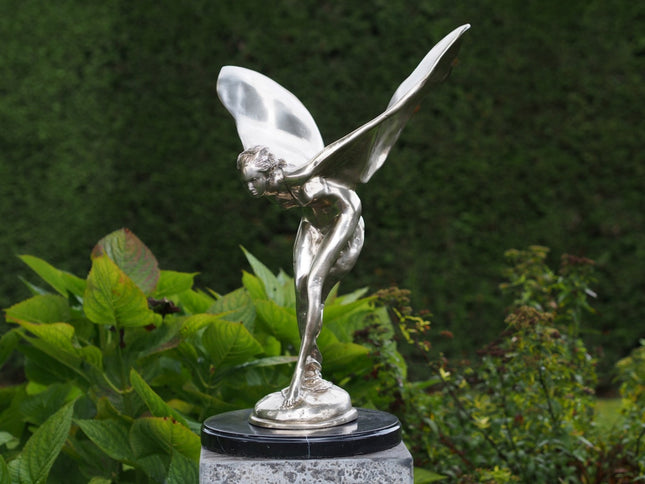 Bronzen beeld Vliegende vrouw verzilverd 49x39x30cm