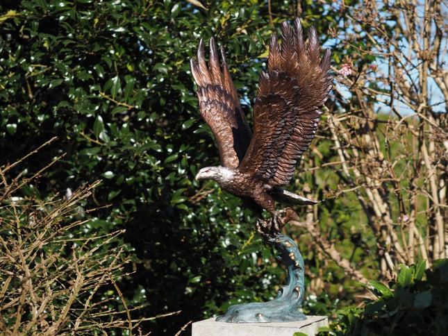 Bronzen beeld Vliegende arend met vis 92x45x50cm