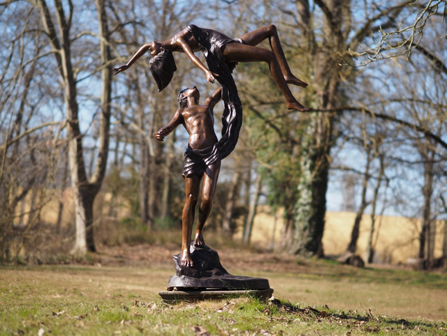 Bronzen beeld Dansend koppel 'lift you up' 172x136x91cm