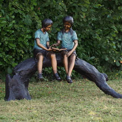 Bronzen beeld Jongen En Meisje Op Boomstam 127x72x192cm