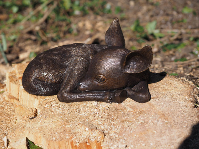 Bronzen beeld Slapend hertenkalf 40x26x18cm