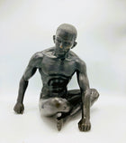 Bronzen beeld Zittende man 36x25x35cm