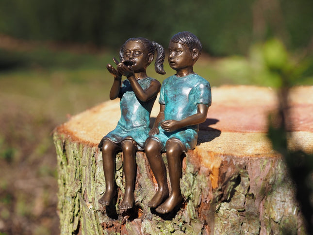 Bronzen beeld 2 kinderen met vlinder 14x7x9cm