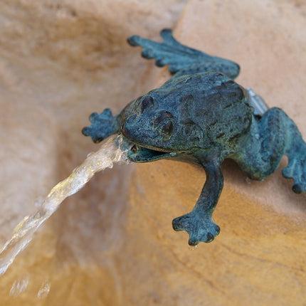 Bronzen beeld Kleine kikker met fontein 6x10x16cm