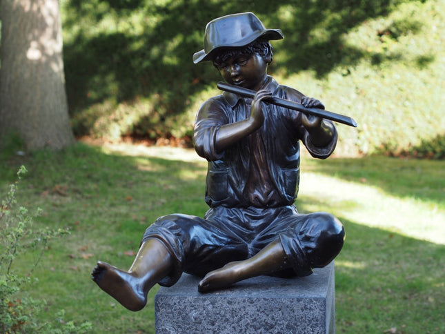 Bronzen beeld Jongen met dwarsfluit 70x55x66cm 19kg