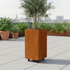 Vierkante cortenstalen plantenbak met wielen 40x40x80 cm