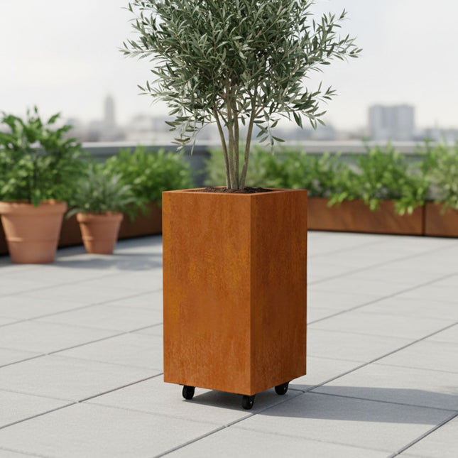Vierkante cortenstalen plantenbak met wielen 40x40x80 cm