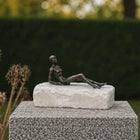 Beeld Chill Op Natuursteen