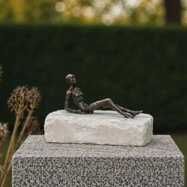 Beeld Chill Op Natuursteen
