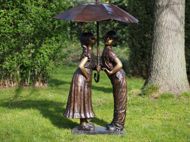 Bronzen beeld Jongen en meisje onder paraplu 138x90x91cm 60kg - Doika - Bronzen beeld - Doika - 5410807610350 - PB61035