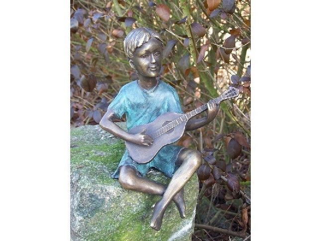 Bronzen beeld Jongen met gitaar 19x14x11cm - Doika - Bronzen beeld - Doika - 5410807015025 - AN1502BRW-V