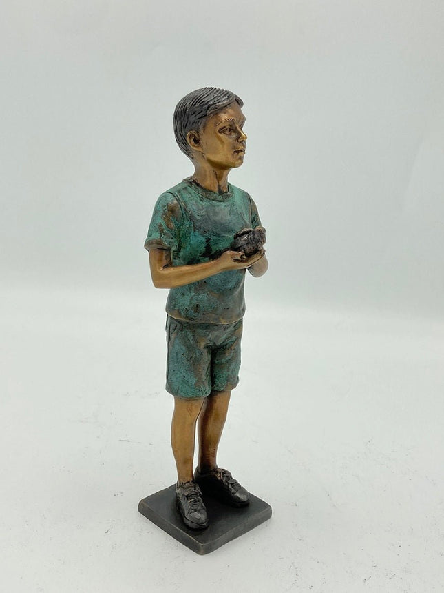 Bronzen beeld Jongentje met vogel 20x5x6cm - Doika - Bronzen beeld - Doika - 5410807014813 - BS1481V