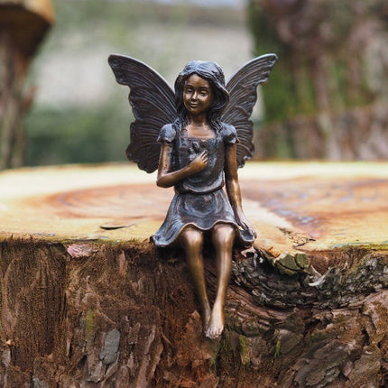 Bronzen beeld Zittende fee met bloem 20x11x13cm - Doika - Bronzen beeld - Doika - 5410807012536 - AN1253BR-B