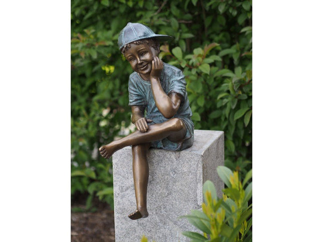 Bronzen beeld Zittende jongen met pet 59x24x36cm - Doika - Bronzen beeld - Doika - 5410807013243 - AN1324BRW-V