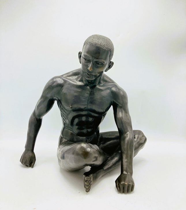 Bronzen beeld Zittende man 36x25x35cm - Doika - Bronzen beeld - Doika - 5410807014820 - BS1482B