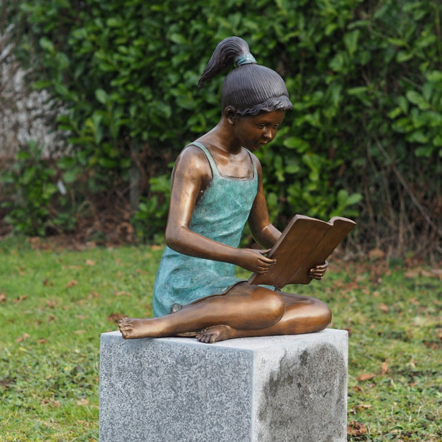 Thermobrass Reading girl 67x35x50cm (HxBxL) - Doika BV - Bronzen beeld - Thermobrass - 5410807072066 - B07206